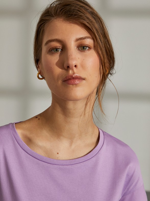 T-shirt para mulher fluída com gola redonda e folho
