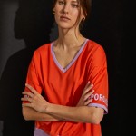 Camiseta para mujer de dos tonos con cuello de pico y dobladillo ajustable