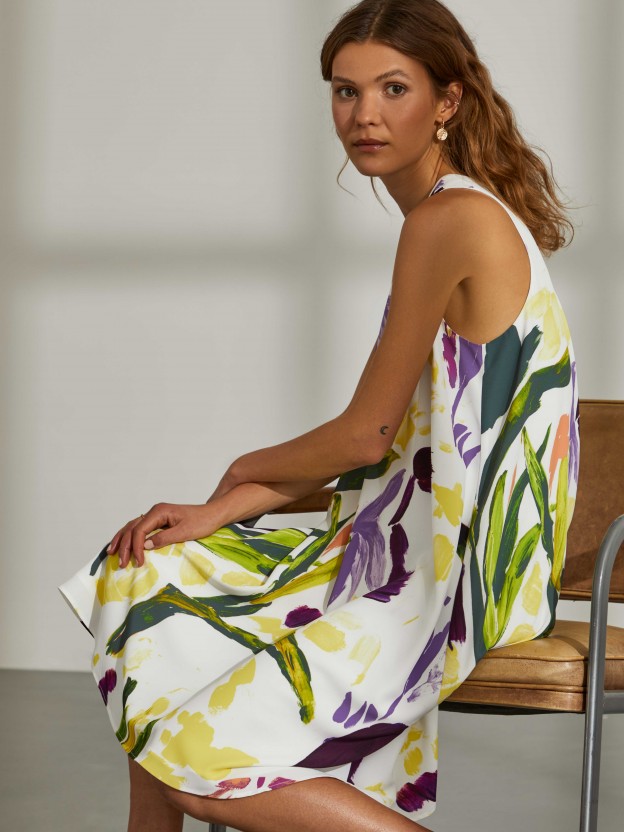 Flowing dress with floral pattern and v-neckline