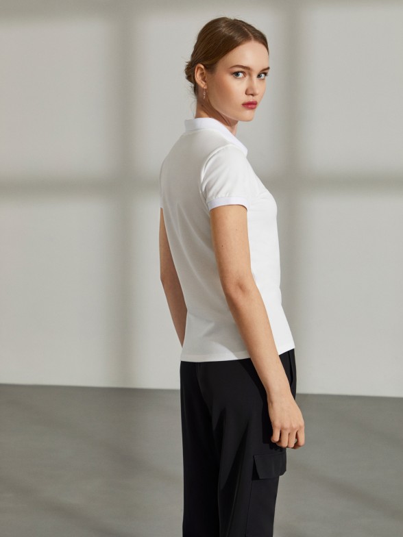 Polo para mulher em algodo stretch com fecho e mangas curtas