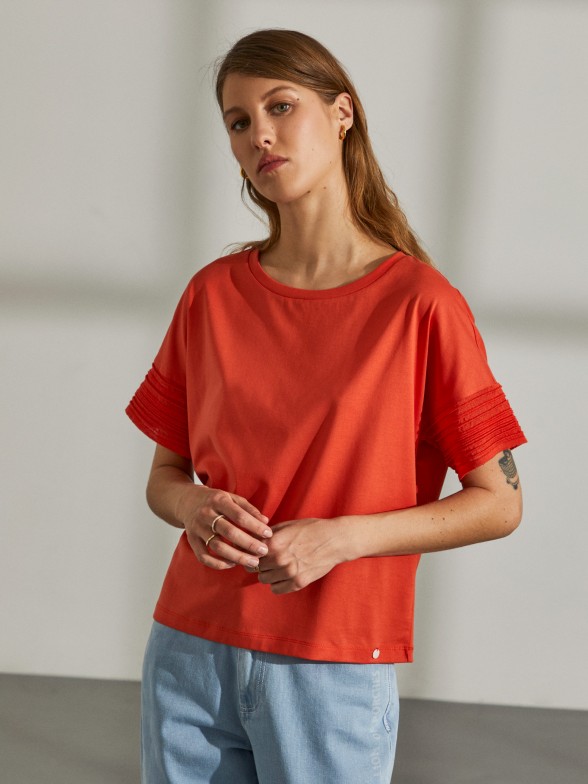 Woman's cotton t-shirt with round neck and short sleeves