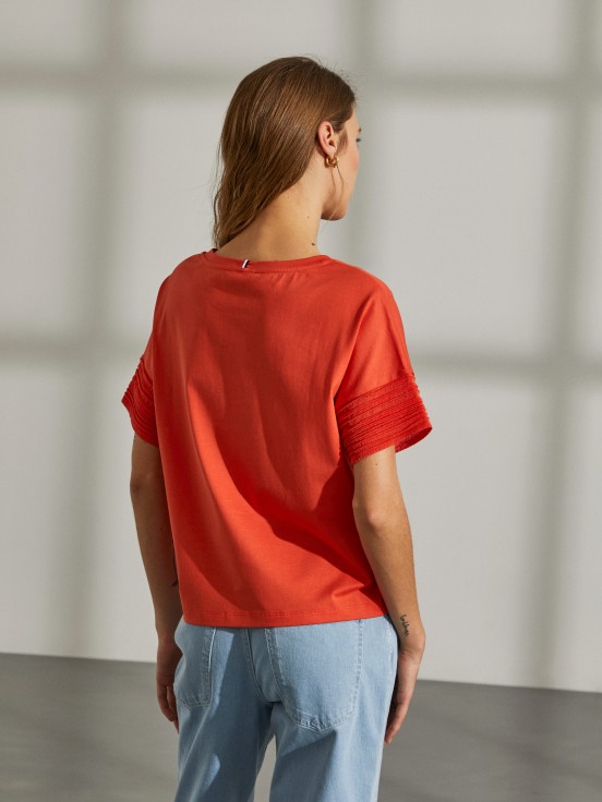 T-shirt para mulher de algodo com gola redonda e mangas curtas
