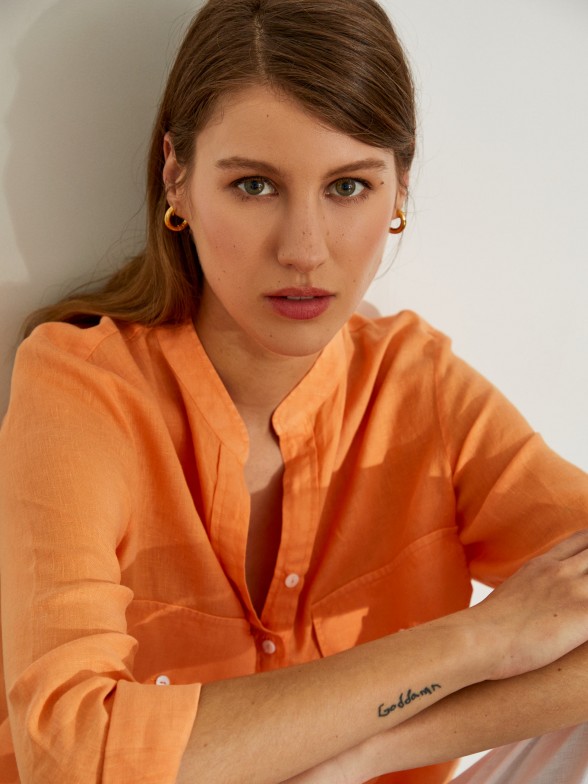 Woman's long linen shirt with mandarin collar