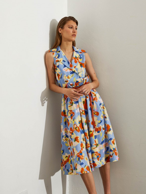 Sleeveless dress with flower pattern and belt