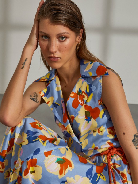 Vestido sem mangas com padro florido e cinto