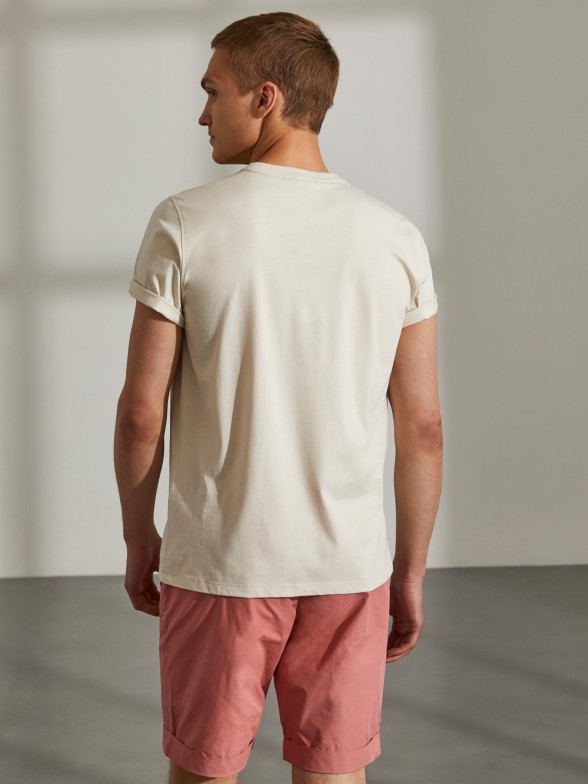 T-shirt para homem de algodo com gola redonda e riscas no peito