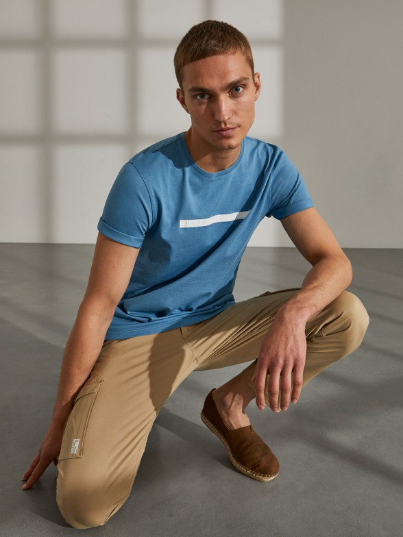T-shirt para homem de algodo com gola redonda e risca no peito