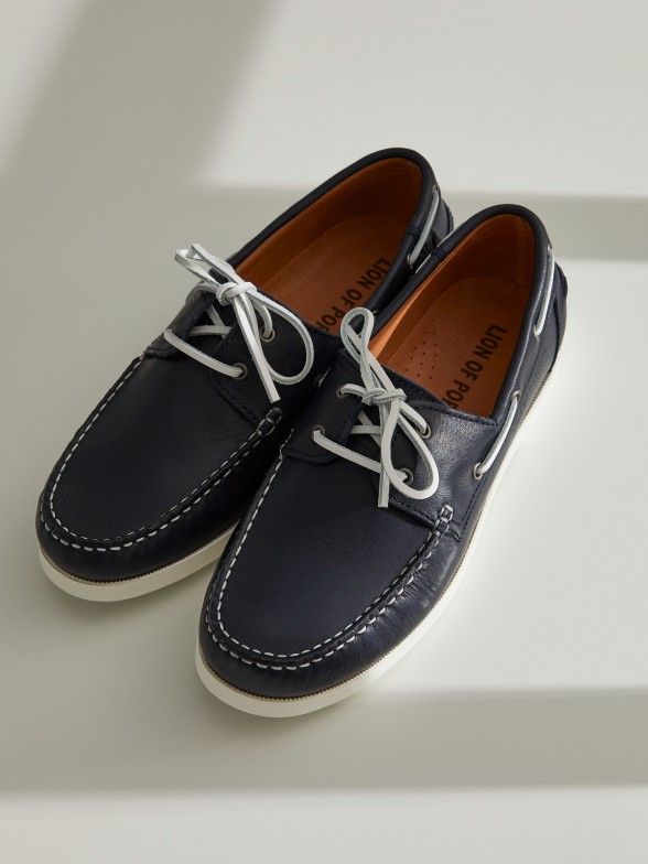 Man's leather sailing shoes with lace-up detail