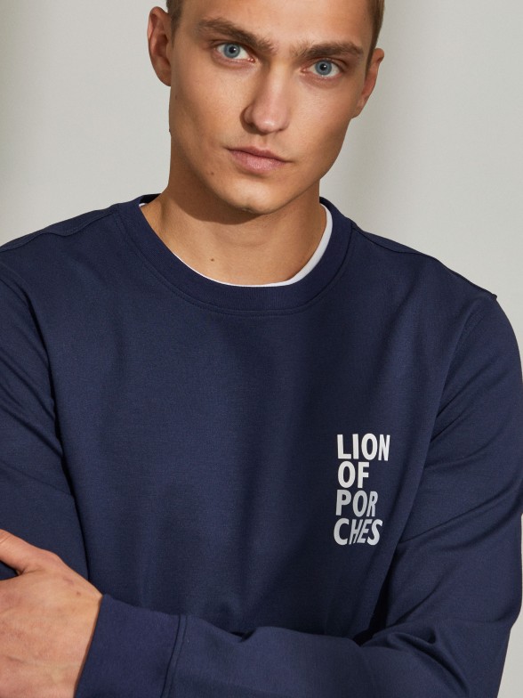 Man's long sleeve t-shirt with round collar and lettering