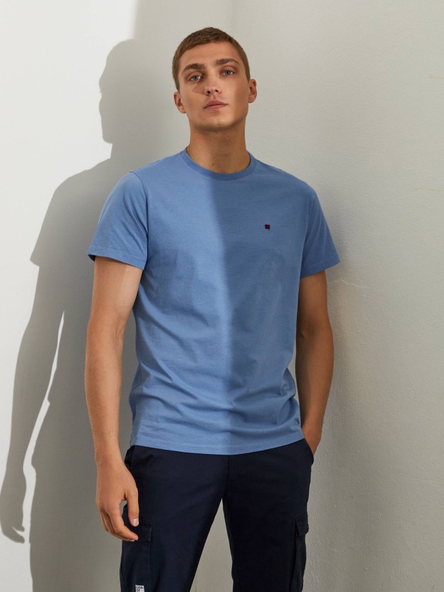 Man's cotton basic t-shirt with round neck