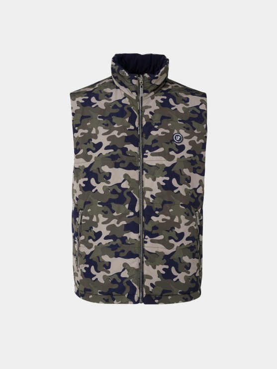 Chaleco reversible con estampado militar.