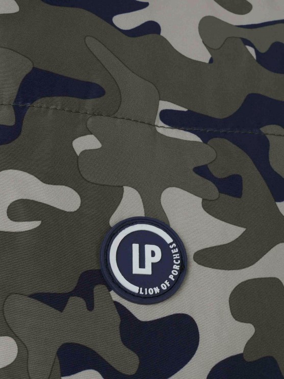 Chaleco reversible con estampado militar.