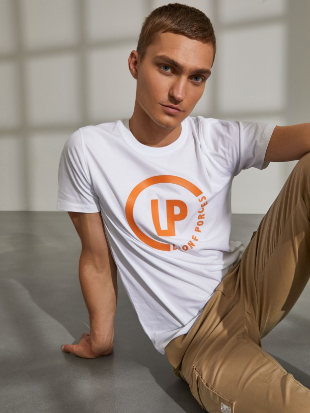 Man's cotton t-shirt with round collar and branding