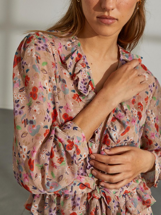 Woman's cropped top with floral print and ruffles
