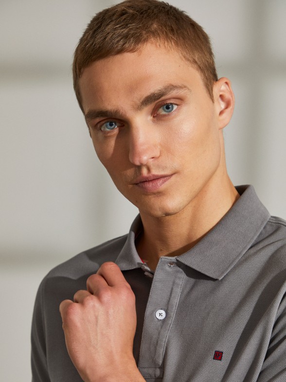 Polo para homem regular fit de algodo com bordado