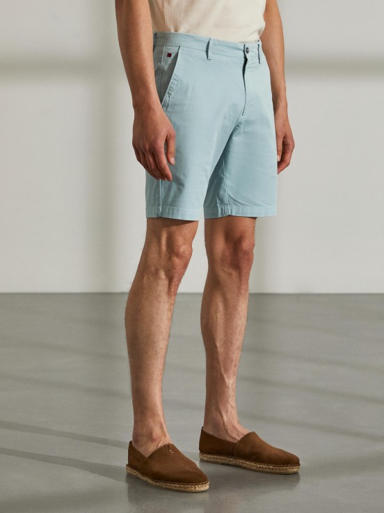 Pantaln corto de sarga de ajuste regular para hombre con bolsillos