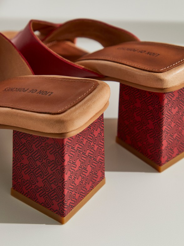 Sandlias para mulher vermelhas em pele com taco