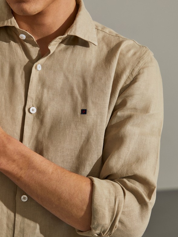 Man's slim fit linen shirt with cutaway collar