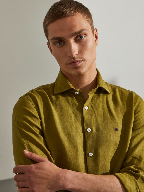 Camisa para homem slim fit de linho com colarinho "cutaway"