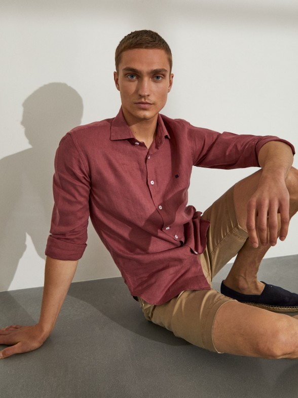 Man's slim fit linen shirt with cutaway collar
