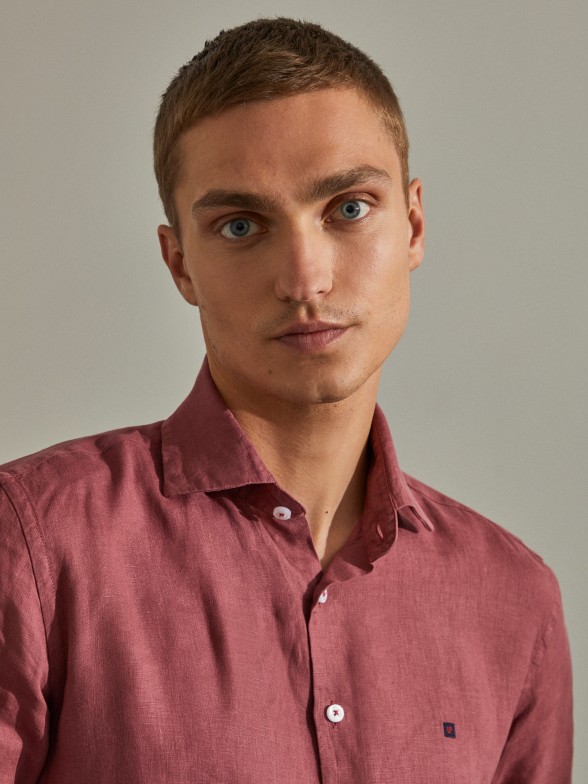 Man's slim fit linen shirt with cutaway collar