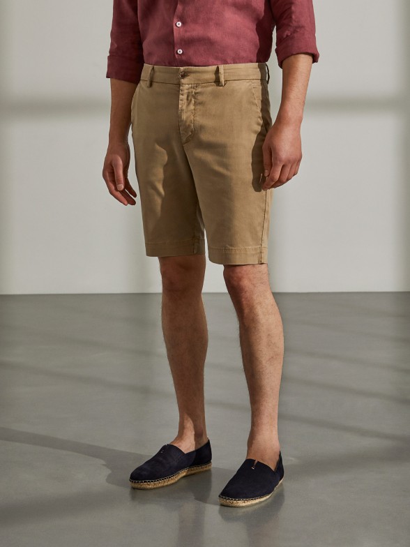 Man's regular fit twill shorts with pockets