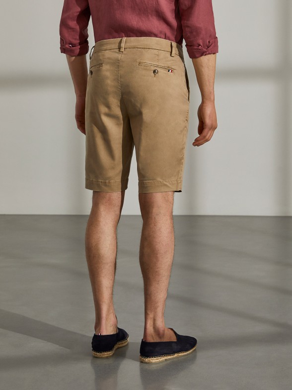 Bermudas em sarja com bolsos