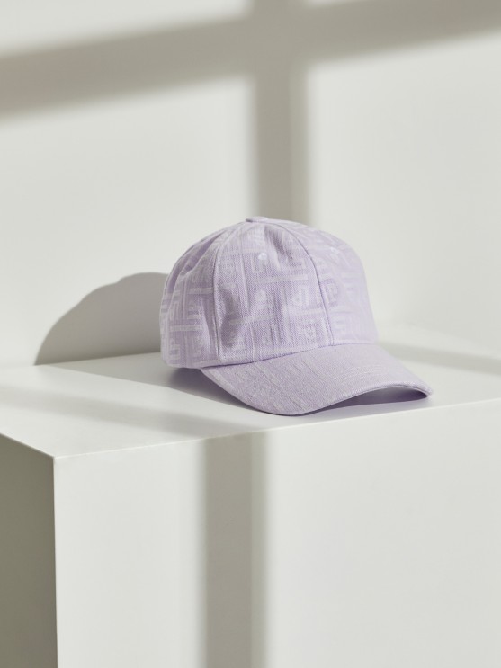 Bon para mulher com pala curva e monograma e logtipo
