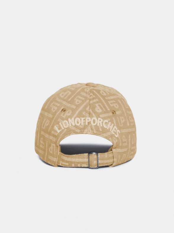 Bon para mulher com pala curva e monograma e logtipo