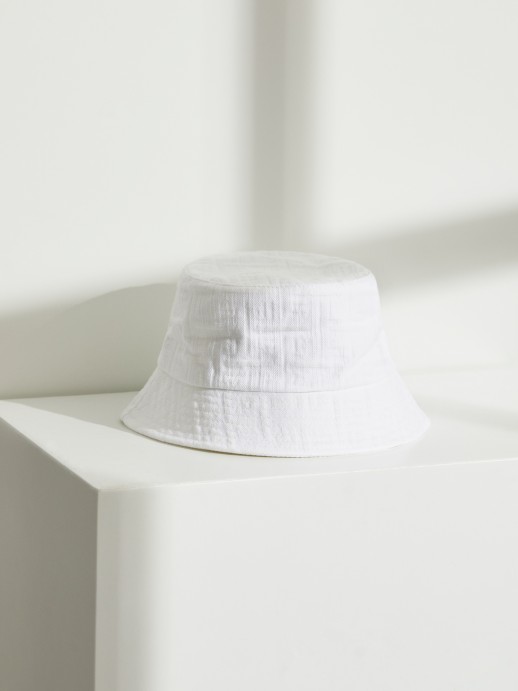 Panam para mujer con monograma en relieve y etiqueta