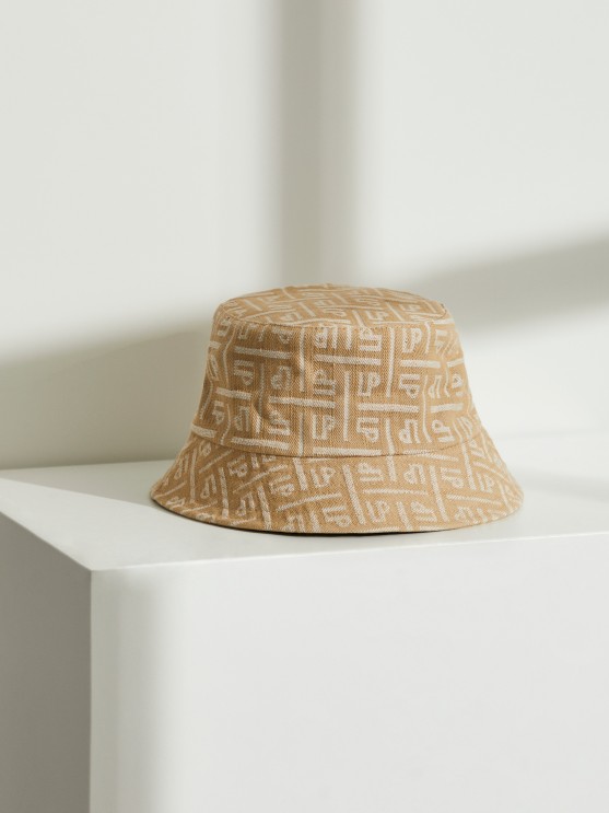 Panam para mujer con monograma en relieve y etiqueta