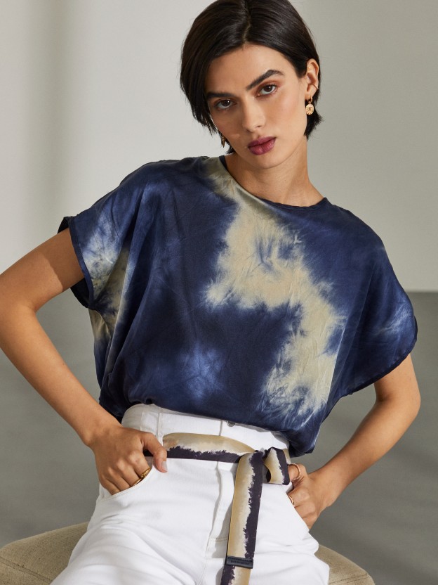 Camiseta para mujer en seda con estampado tie dye y cuello redondo