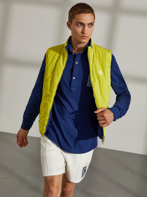 Man's reversible vest in technical fabric with pockets and front zip
