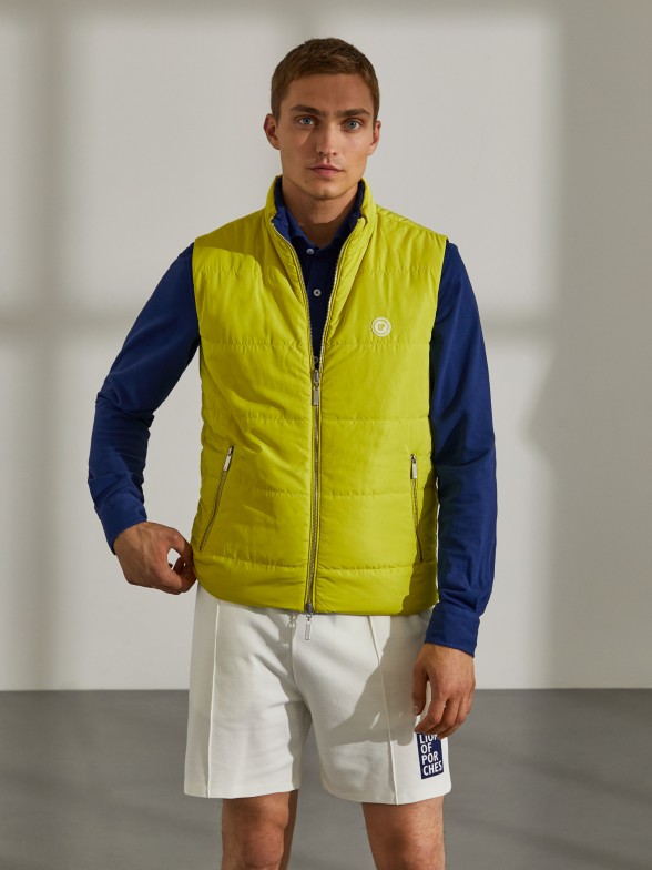 Man's reversible vest in technical fabric with pockets and front zip