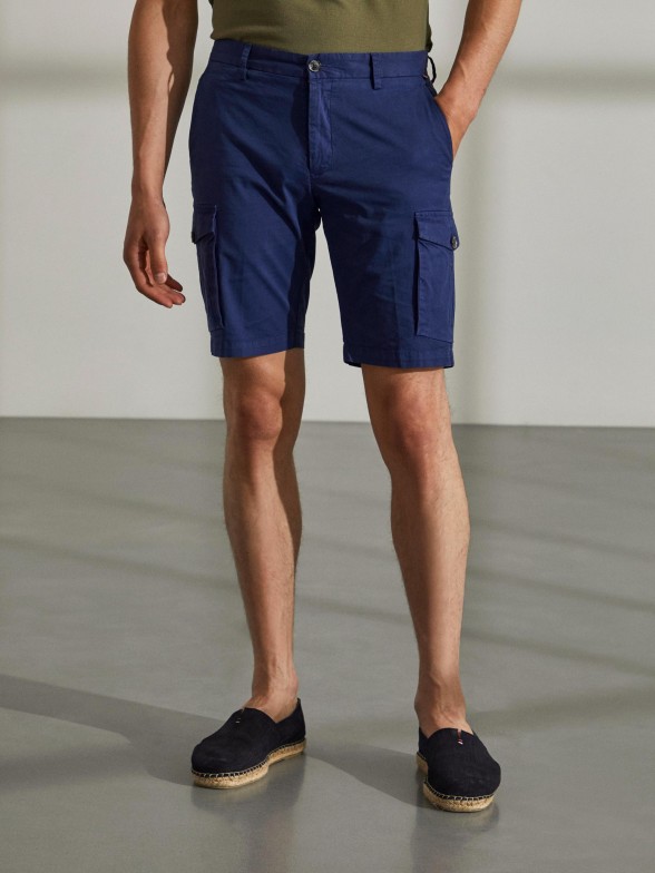 Man's regular fit shorts made from stretch cotton with side pockets 