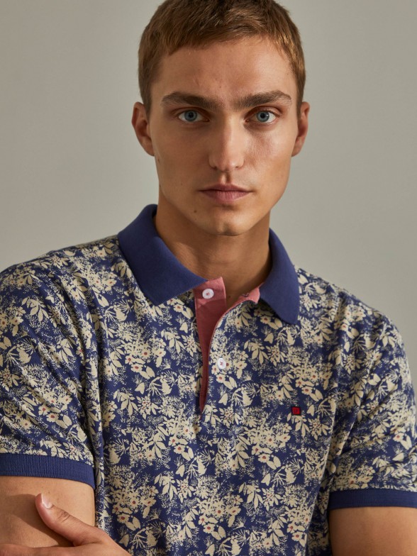 Polo para homem regular fit com padro florido e mangas curtas