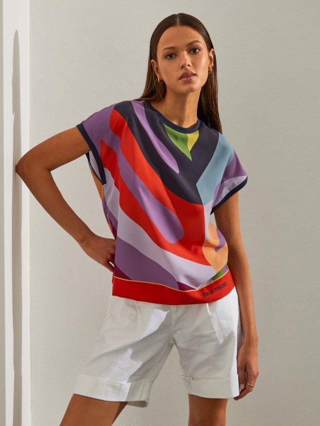 Blusa para mulher com padrão colorido, gola redonda e mangas curtas