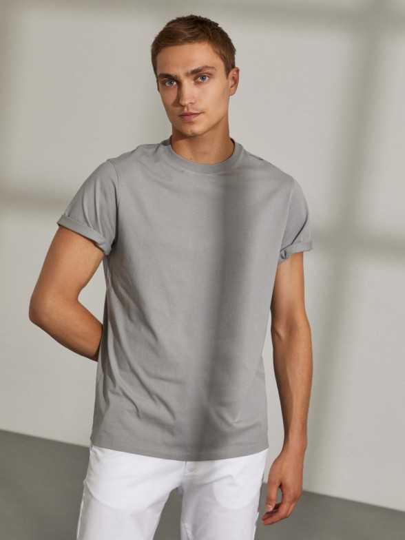 Man's basic cotton t-shirt with round neck