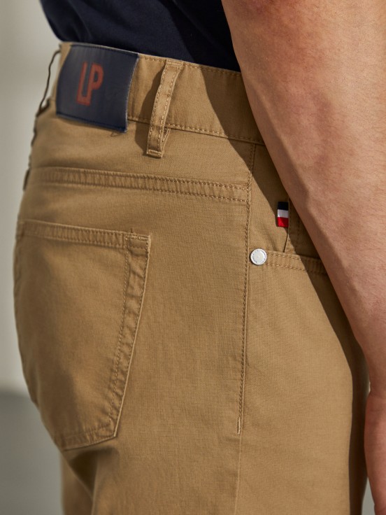 Pantalones slim fit para hombre fabricados en algodón elástico con cinco bolsillos