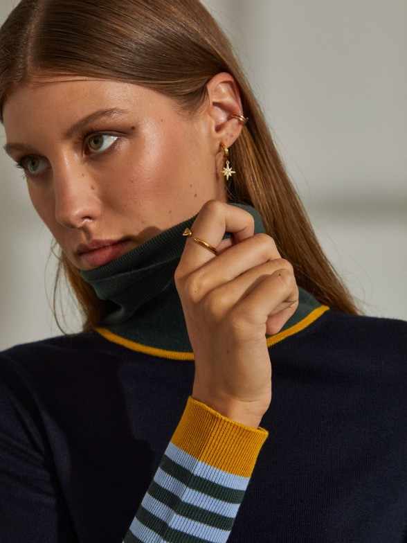 Camisola de gola alta com detalhe de riscas