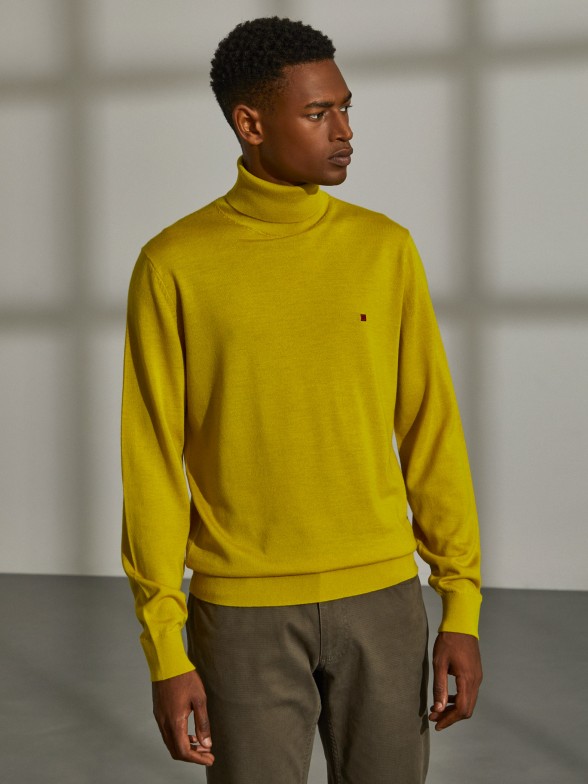 Man's regular fit jumper made from 100% wool with a turtleneck