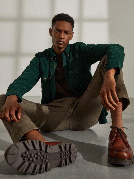 Camisa para hombre slim fit de corduroy en color liso