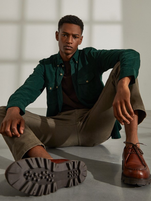 Man's slim fit shirt in corduroy in plain colour