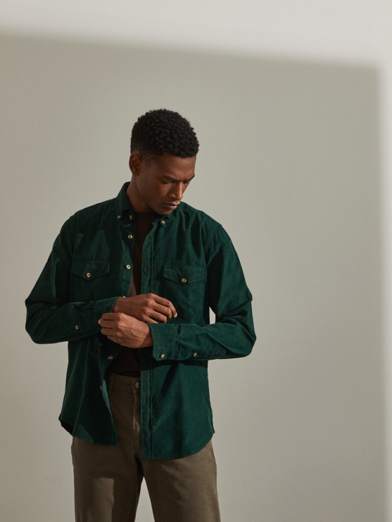 Camisa para hombre slim fit de corduroy en color liso