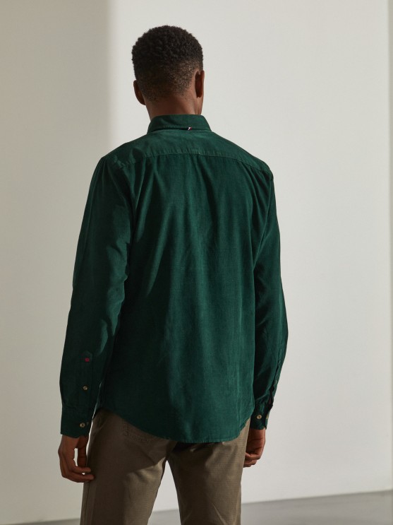 Camisa para hombre slim fit de corduroy en color liso