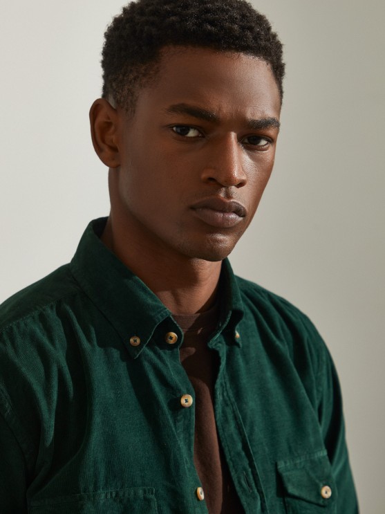 Camisa para hombre slim fit de corduroy en color liso