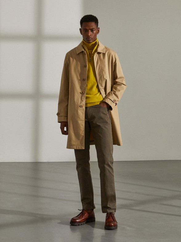 Man's classic trench coat with pockets and personalised details