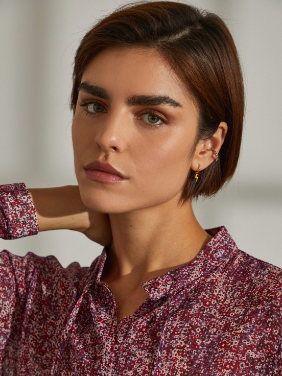 Camisa translcida com estampado floral
