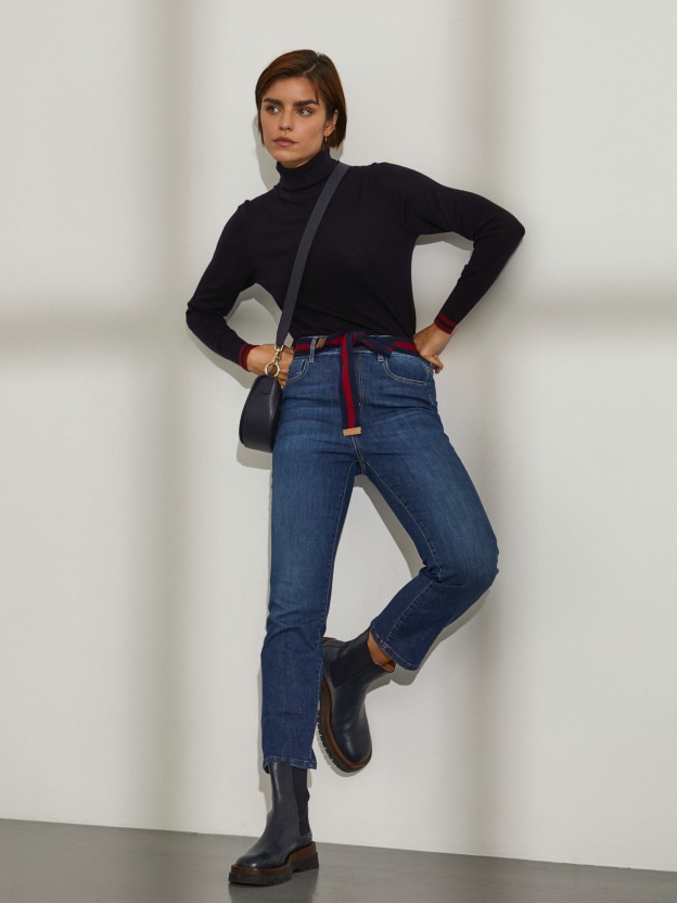 Calas denim regular fit com cinto de riscas