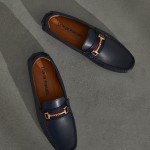 Sapatos para homem mocassins de pele com detalhe metálico